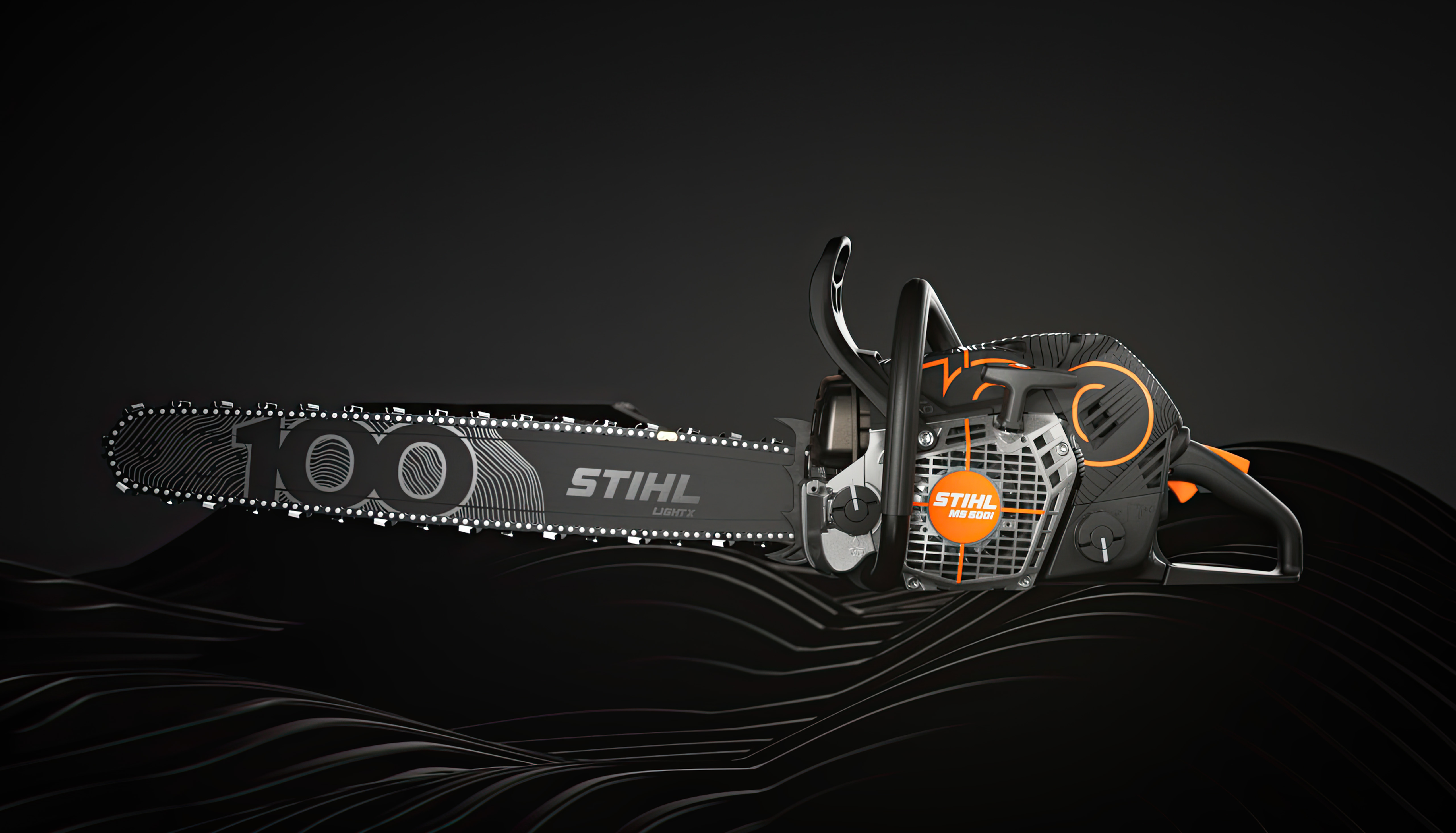Tronçonneuse STIHL MS 500i Centennial Edition vue de côté à gauche sur fond noir
