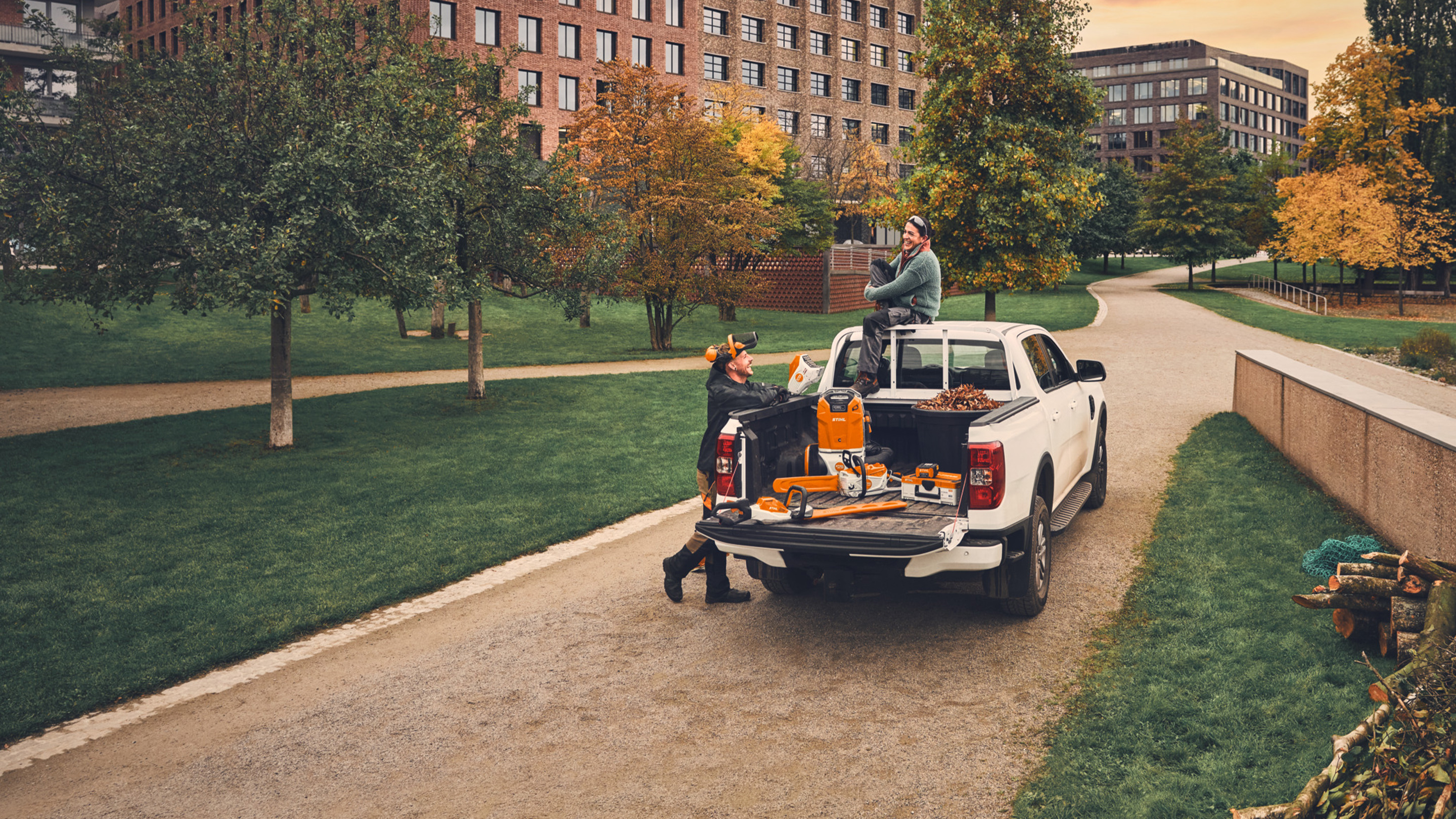 Campagne Key Visual Landscaping : une équipe sur un pick-up après le travail