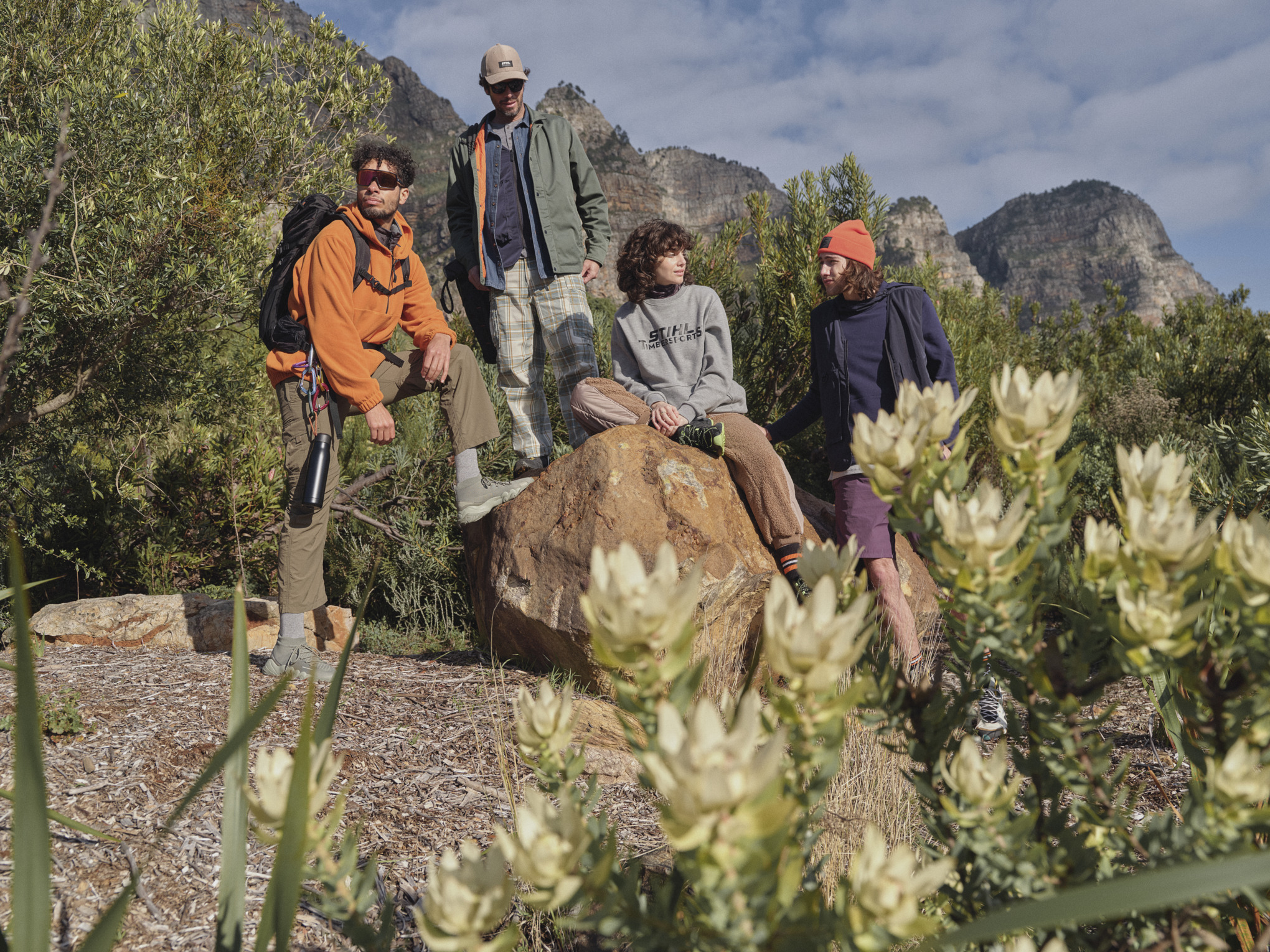 Groupe de jeunes dans une voiture portant des vêtements de la collection STIHL Fan Kogel Bay