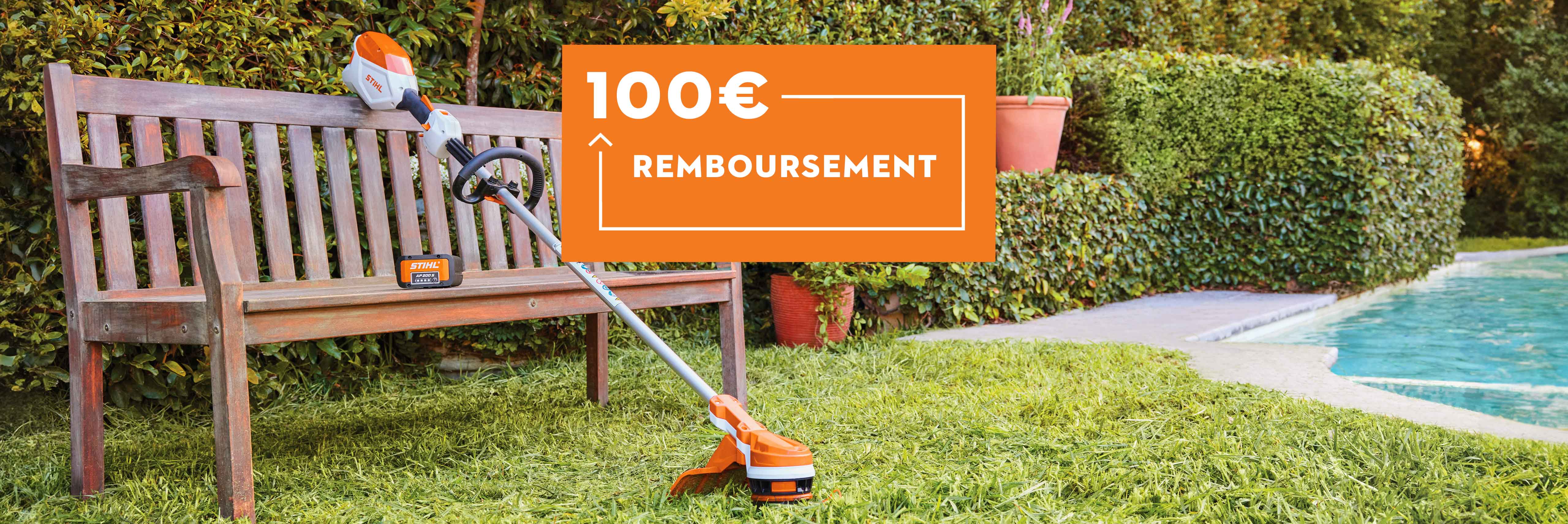 un coupe-bordure à batterie STIHL et une batterie AP posés sur un banc en bois devant une piscine